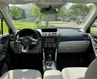 Interieur van Subaru Forester te huur in Georgië. Een geweldige auto met 5 zitplaatsen en een Automatisch transmissie.