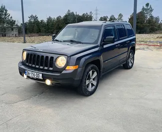 Vooraanzicht van een huurauto Jeep Patriot in Koetaisi, Georgië ✓ Auto #15627. ✓ Transmissie Automatisch TM ✓ 0 beoordelingen.