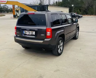 Jeep Patriot 2016 beschikbaar voor verhuur in Koetaisi, met een kilometerlimiet van onbeperkt.