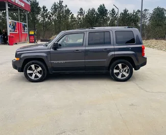 Interieur van Jeep Patriot te huur in Georgië. Een geweldige auto met 5 zitplaatsen en een Automatisch transmissie.