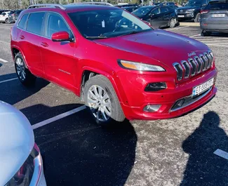 Vooraanzicht van een huurauto Jeep Cherokee in Koetaisi, Georgië ✓ Auto #15631. ✓ Transmissie Automatisch TM ✓ 0 beoordelingen.