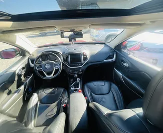 Jeep Cherokee 2017 beschikbaar voor verhuur in Koetaisi, met een kilometerlimiet van onbeperkt.