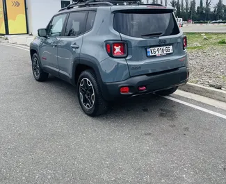Interieur van Jeep Renegade te huur in Georgië. Een geweldige auto met 5 zitplaatsen en een Automatisch transmissie.