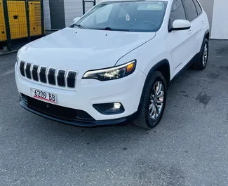 Vooraanzicht van een huurauto Jeep Cherokee in Koetaisi, Georgië ✓ Auto #15626. ✓ Transmissie Automatisch TM ✓ 0 beoordelingen.