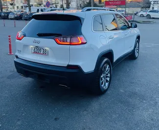 Jeep Cherokee 2020 beschikbaar voor verhuur in Koetaisi, met een kilometerlimiet van onbeperkt.