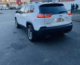 Interieur van Jeep Cherokee te huur in Georgië. Een geweldige auto met 5 zitplaatsen en een Automatisch transmissie.