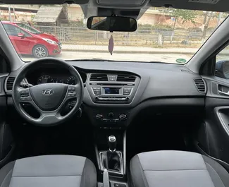 Interieur van Hyundai i20 te huur in Griekenland. Een geweldige auto met 5 zitplaatsen en een Handmatig transmissie.