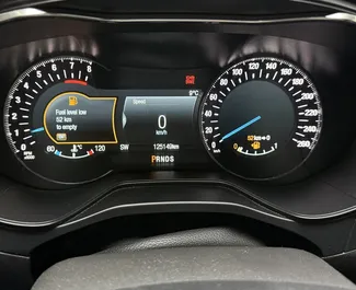 Interieur van Ford Mondeo te huur in Georgië. Een geweldige auto met 4 zitplaatsen en een Automatisch transmissie.