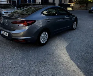 Interieur van Hyundai Elantra te huur in Georgië. Een geweldige auto met 4 zitplaatsen en een Automatisch transmissie.