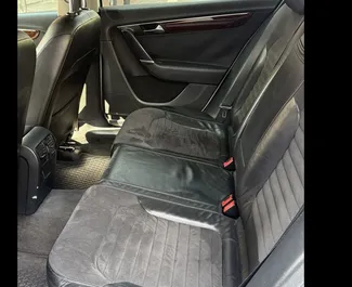 Interieur van Volkswagen Passat te huur in Georgië. Een geweldige auto met 4 zitplaatsen en een Automatisch transmissie.