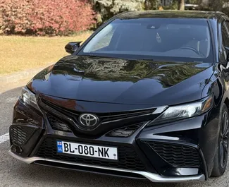 Autohuur Toyota Camry 2020 in in Georgië, met Benzine brandstof en 175 pk ➤ Vanaf 160 GEL per dag.