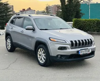 Vooraanzicht van een huurauto Jeep Cherokee in Koetaisi, Georgië ✓ Auto #15628. ✓ Transmissie Automatisch TM ✓ 0 beoordelingen.