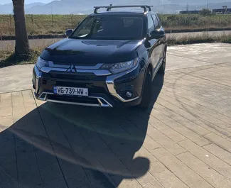 Vooraanzicht van een huurauto Mitsubishi Outlander in Batumi, Georgië ✓ Auto #15735. ✓ Transmissie Automatisch TM ✓ 0 beoordelingen.