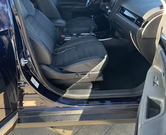 Mitsubishi Outlander 2021 beschikbaar voor verhuur in Batumi, met een kilometerlimiet van onbeperkt.