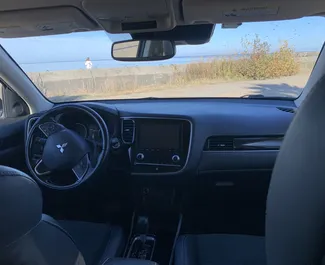 Interieur van Mitsubishi Outlander te huur in Georgië. Een geweldige auto met 7 zitplaatsen en een Automatisch transmissie.
