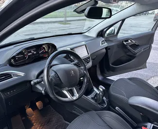 Benzine motor van 1,2L van Peugeot 208 2017 te huur in Thessaloniki.