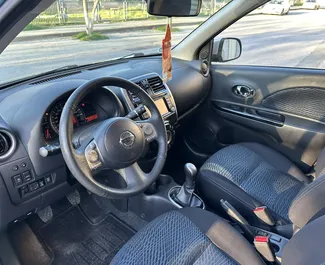 Interieur van Nissan Micra te huur in Griekenland. Een geweldige auto met 5 zitplaatsen en een Handmatig transmissie.