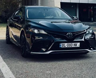 Vooraanzicht van een huurauto Toyota Camry in Tbilisi, Georgië ✓ Auto #15793. ✓ Transmissie Automatisch TM ✓ 0 beoordelingen.