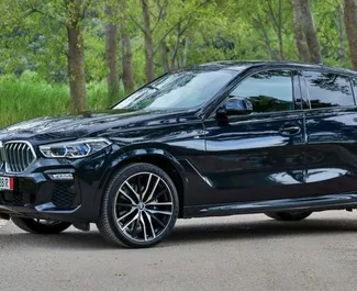 Vooraanzicht van een huurauto BMW X6 in Becici, Montenegro ✓ Auto #12168. ✓ Transmissie Automatisch TM ✓ 0 beoordelingen.