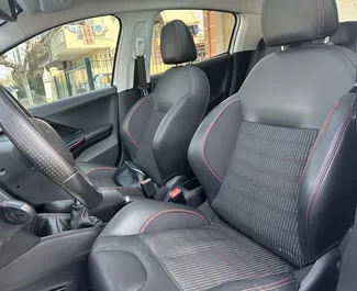 Interieur van Peugeot 208 te huur in Griekenland. Een geweldige auto met 5 zitplaatsen en een Handmatig transmissie.