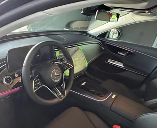 Vooraanzicht van een huurauto Mercedes-Benz E-Class in Tunis, Tunesië ✓ Auto #15891. ✓ Transmissie Automatisch TM ✓ 0 beoordelingen.