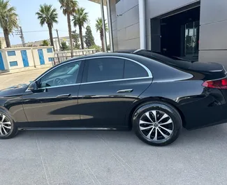 Benzine motor van L van Mercedes-Benz E-Class 2024 te huur in Tunis.