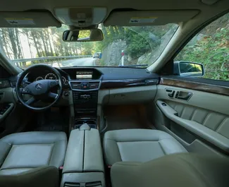 Diesel motor van 3,0L van Mercedes-Benz E-Class 2013 te huur in Tirana.
