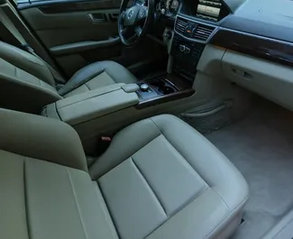 Interieur van Mercedes-Benz E-Class te huur in Albanië. Een geweldige auto met 5 zitplaatsen en een Automatisch transmissie.