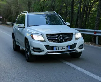 Vooraanzicht van een huurauto Mercedes-Benz GLK in Tirana, Albanië ✓ Auto #13971. ✓ Transmissie Automatisch TM ✓ 0 beoordelingen.