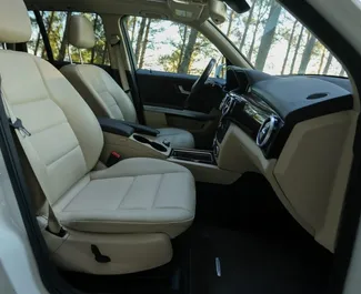 Mercedes-Benz GLK 2015 beschikbaar voor verhuur in Tirana, met een kilometerlimiet van onbeperkt.