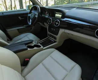 Interieur van Mercedes-Benz GLK te huur in Albanië. Een geweldige auto met 5 zitplaatsen en een Automatisch transmissie.