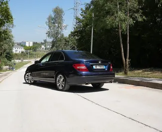 Interieur van Mercedes-Benz C-Class te huur in Albanië. Een geweldige auto met 5 zitplaatsen en een Automatisch transmissie.