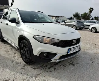 Vooraanzicht van een huurauto Fiat Egea Cross op de luchthaven van Antalya, Turkije ✓ Auto #15534. ✓ Transmissie Handmatig TM ✓ 0 beoordelingen.