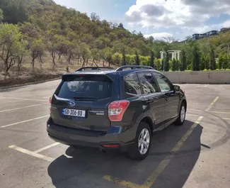 Vooraanzicht van een huurauto Subaru Forester in Tbilisi, Georgië ✓ Auto #15672. ✓ Transmissie Automatisch TM ✓ 0 beoordelingen.