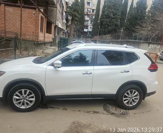 Vooraanzicht van een huurauto Nissan Rogue in Tbilisi, Georgië ✓ Auto #15716. ✓ Transmissie Automatisch TM ✓ 0 beoordelingen.