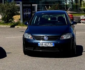 Vooraanzicht van een huurauto Volkswagen Golf Plus in Tirana, Albanië ✓ Auto #15749. ✓ Transmissie Automatisch TM ✓ 0 beoordelingen.
