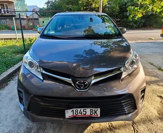 Vooraanzicht van een huurauto Toyota Sienna op de luchthaven van Koetaisi, Georgië ✓ Auto #15641. ✓ Transmissie Automatisch TM ✓ 0 beoordelingen.