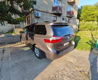 Verhuur Toyota Sienna. Comfort, Minivan Auto te huur in Georgië ✓ Borg van Borg van 500 GEL ✓ Verzekeringsmogelijkheden TPL, CDW, FDW, Passagiers, Geen storting.