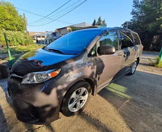 Toyota Sienna 2018 beschikbaar voor verhuur op de luchthaven van Koetaisi, met een kilometerlimiet van onbeperkt.