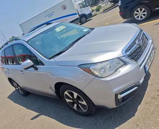 Vooraanzicht van een huurauto Subaru Forester op de luchthaven van Koetaisi, Georgië ✓ Auto #15640. ✓ Transmissie Automatisch TM ✓ 0 beoordelingen.