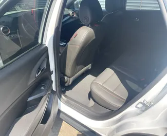 Interieur van Chevrolet Trax te huur in Georgië. Een geweldige auto met 5 zitplaatsen en een Automatisch transmissie.