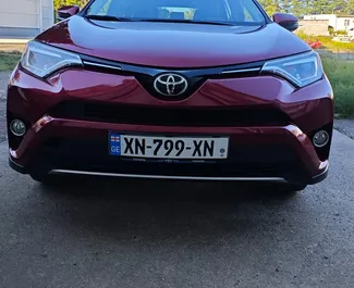 Vooraanzicht van een huurauto Toyota Rav4 op de luchthaven van Koetaisi, Georgië ✓ Auto #15643. ✓ Transmissie Automatisch TM ✓ 0 beoordelingen.