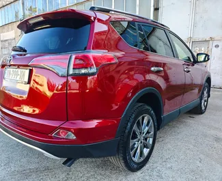 Benzine motor van 2,5L van Toyota Rav4 2018 te huur op de luchthaven van Koetaisi.