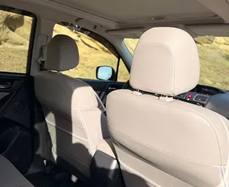 Interieur van Subaru Forester Limited te huur in Georgië. Een geweldige auto met 4 zitplaatsen en een Automatisch transmissie.