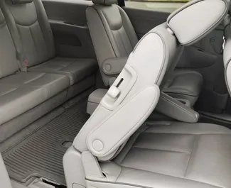 Vooraanzicht van een huurauto Nissan Quest in Tbilisi, Georgië ✓ Auto #15744. ✓ Transmissie Automatisch TM ✓ 0 beoordelingen.