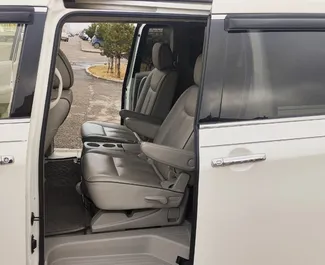 Benzine motor van 3,5L van Nissan Quest 2014 te huur in Tbilisi.