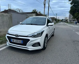 Vooraanzicht van een huurauto Hyundai i20 in Tirana, Albanië ✓ Auto #15725. ✓ Transmissie Handmatig TM ✓ 0 beoordelingen.
