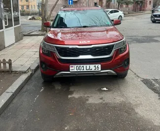 Vooraanzicht van een huurauto Kia Seltos in Jerevan, Armenië ✓ Auto #15635. ✓ Transmissie Automatisch TM ✓ 0 beoordelingen.