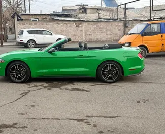 Vooraanzicht van een huurauto Ford Mustang Cabrio in Jerevan, Armenië ✓ Auto #15484. ✓ Transmissie Automatisch TM ✓ 0 beoordelingen.