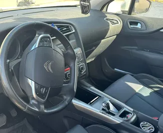 Interieur van Citroen C4 te huur in Montenegro. Een geweldige auto met 5 zitplaatsen en een Automatisch transmissie.